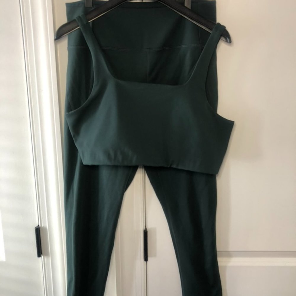 Sports bra and high rise cropped leggings